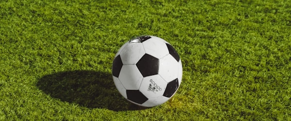 世界杯比赛高清直播画面预览 - 球员在绿茵场上激烈拼抢